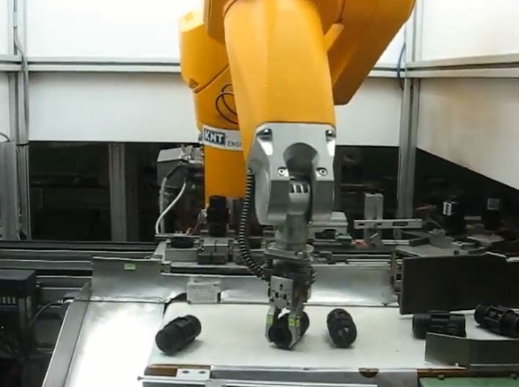תמונה מדגימה של רובוט שמרים חלקים באמצעות ראייה ממוחשבת, הרובוט מופעל באמצעות תוכנת גלים